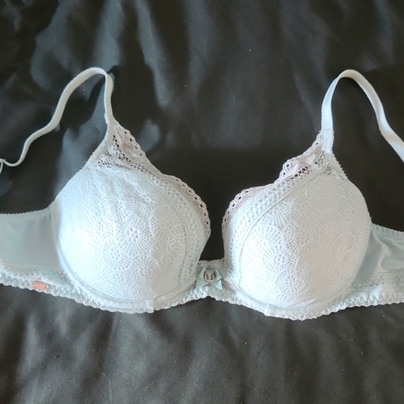 32DD Chantelle Bra - Picture 2 of 6